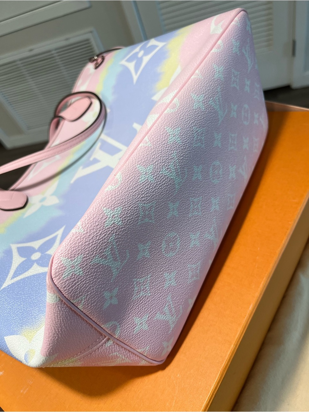 Authentic Louis Vuitton Pastel Gradient Monogram Neverful MM Tote Iconic - Picture 5 of 16